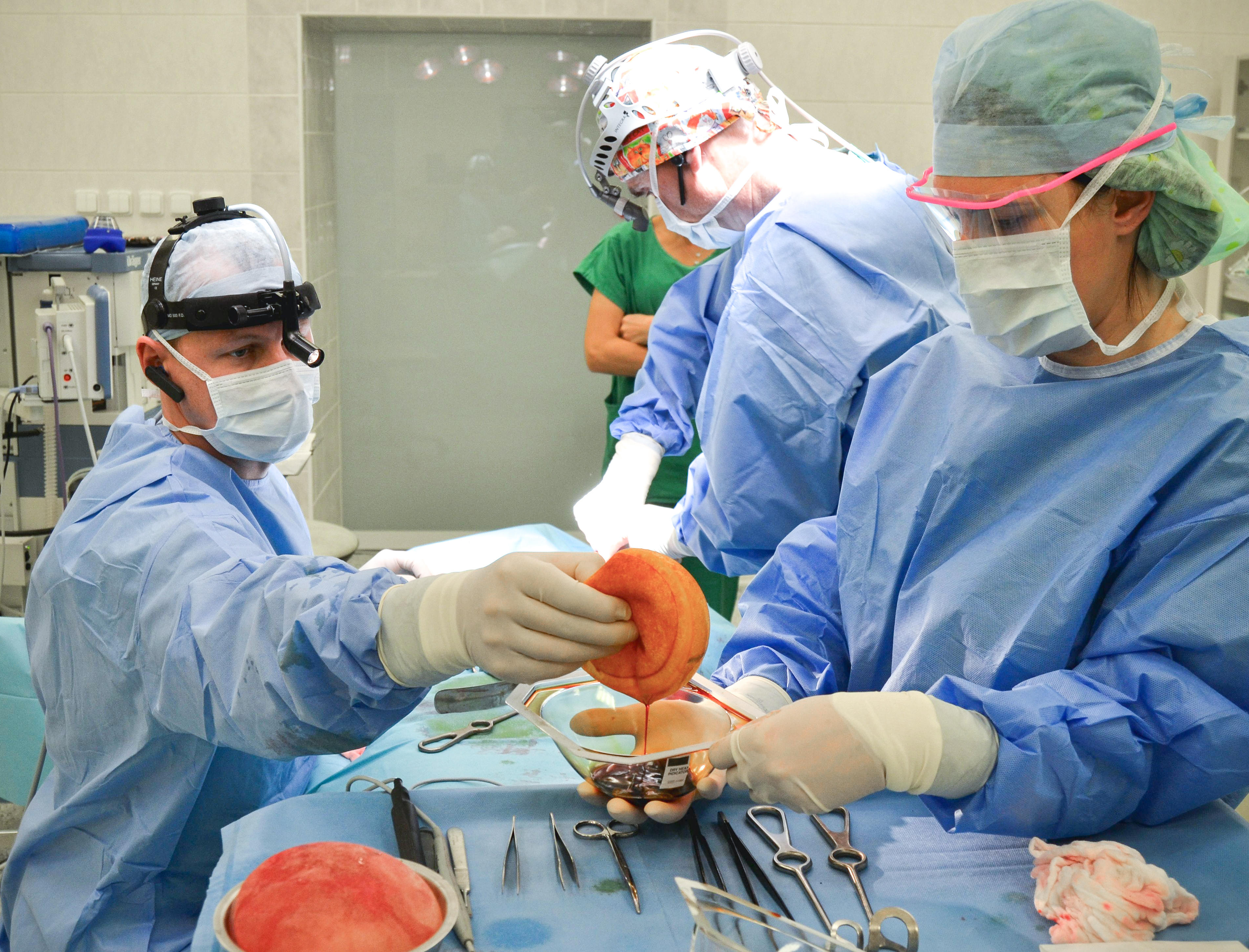 MUDr. Pavel Kurial, prim.MUDr. Mařík, Radka Kozáková, polyuretanové implantáty.jpg (5.96 MB)