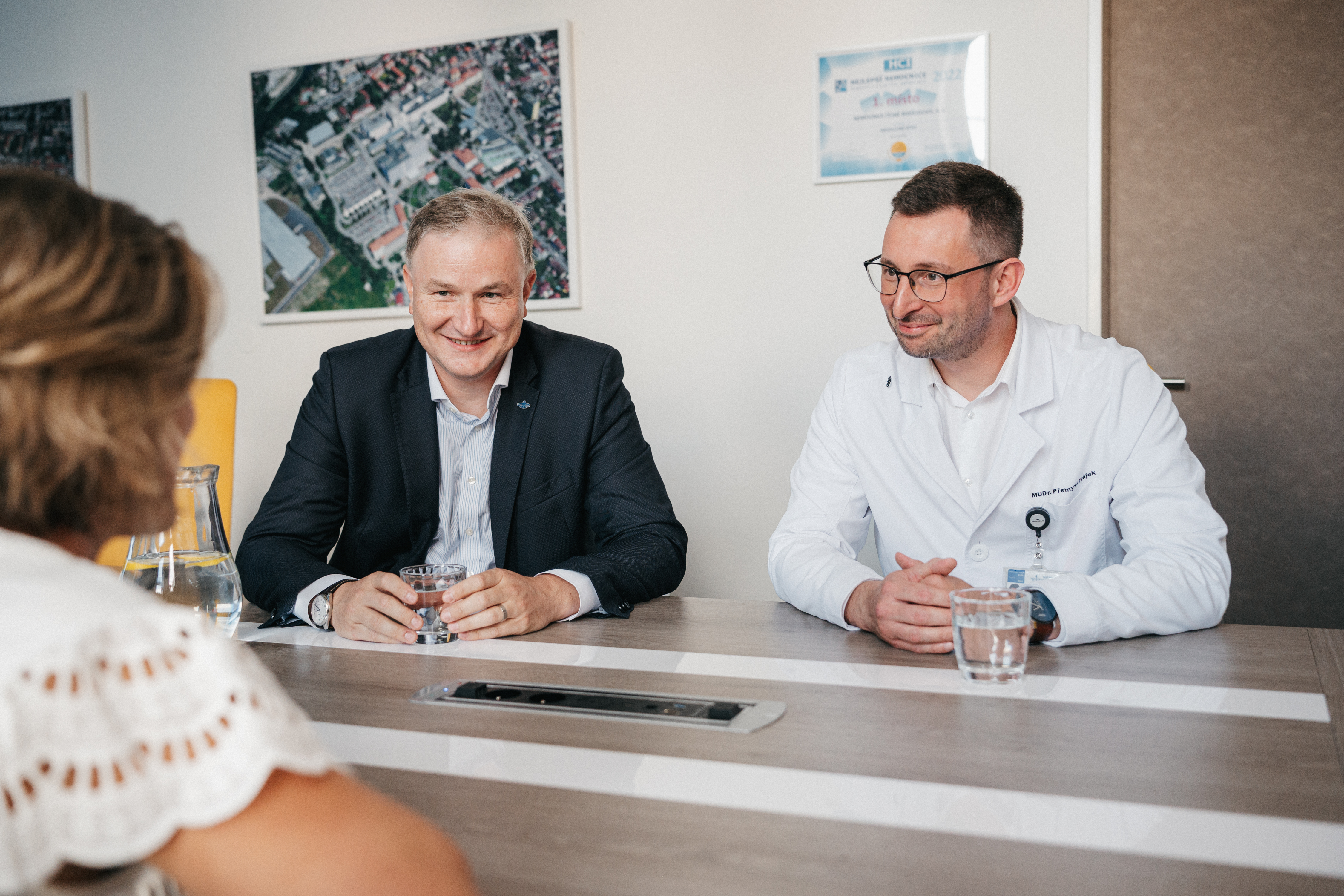 Zleva MUDr. Ing. Michal Šnorek, PH.D. a MUDr. Přemysl Hájek.jpg (7.27 MB)